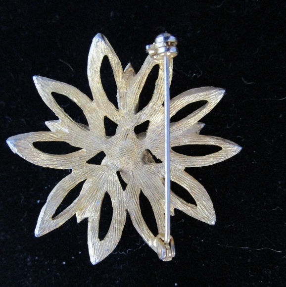 Vintage Flower brooch - Picture 2 of 2